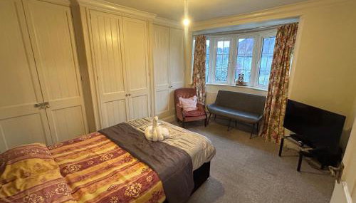 Eastcote London Retreat 3 min walk to Tube 30 min to central London , Free parking 3 cars, Private 1st Floor 2 Bedroom Suite 2 smart TVs with Fully Equipped Kitchen and Bathroom - Foto 2