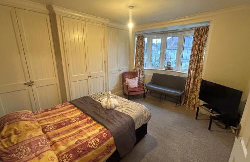 Eastcote London Retreat 3 min walk to Tube 30 min to central London , Free parking 3 cars, Private 1st Floor 2 Bedroom Suite 2 smart TVs with Fully Equipped Kitchen and Bathroom - Foto 2