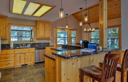 Black Bear by Avantstay Spacious Viking Lodge in Tahoe Donner w/ Game Room & Hot Tub! - Photo 20
