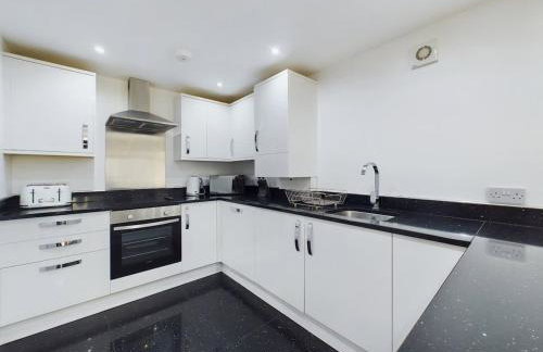 Modern 4 Bed Walk to Pubs, Shops and Countryside - Photo 8