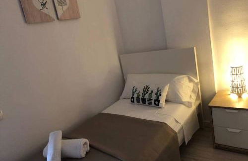 CITY CENTER BIG APARTMENT-FAMILY & FRIENDS-5 Beds - Photo 19