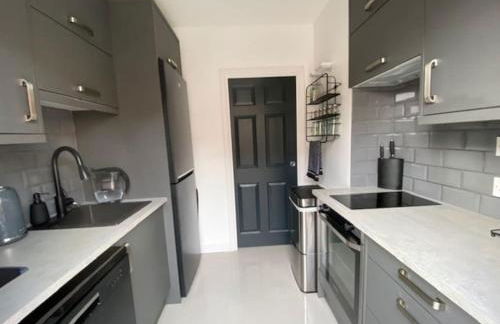 Modern 1 bedroom flat with patio garden & parking - Foto 8