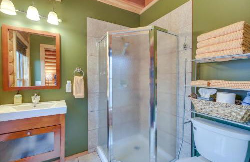 Modern Log Cabin with Rec Room, Steps to Lake! - Foto 16