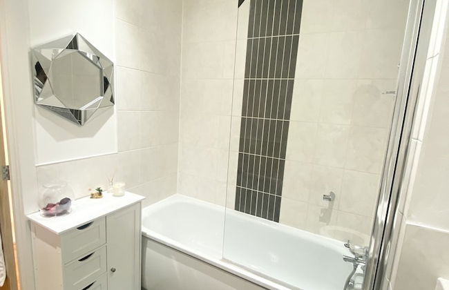 Captivating 1-bed Apartment in Barking - Photo 26