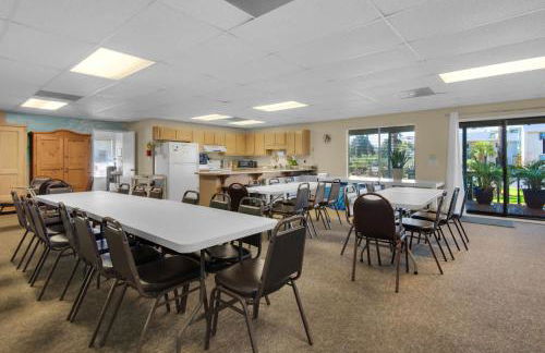 Steps to the Beach Pool Courts Family Fun - Foto 43