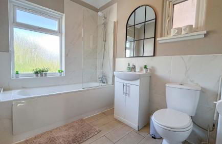 Promo Rate - New Malden 3BDR House with Garden & FREE Parking near Raynes Park, Kingston upon Thames & Wimbledon by NourNest Apartments - Foto 23