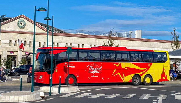 Autobús frente a la estación de Chessy Marne la Vallée
