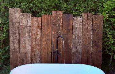 Luxury Spa Cabin with Outdoor Bath, Sauna & Fireplace - Foto 12