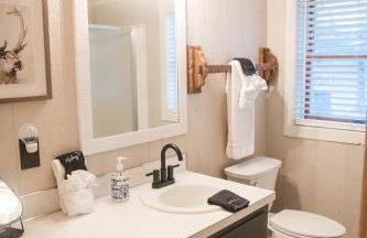 Cozy A-FrameKing BedSkiFire PitSchuss - Foto 14