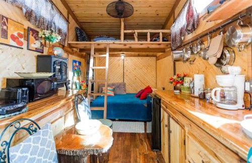 Hillbilly Chic Tiny House Near Nashville with WiFi, Kitchenette, Fire Pit & Trails - Foto 19