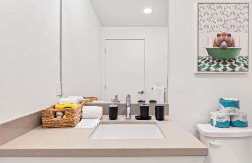 Unique 1-Bedroom DTLA Escape with City Views - Foto 7