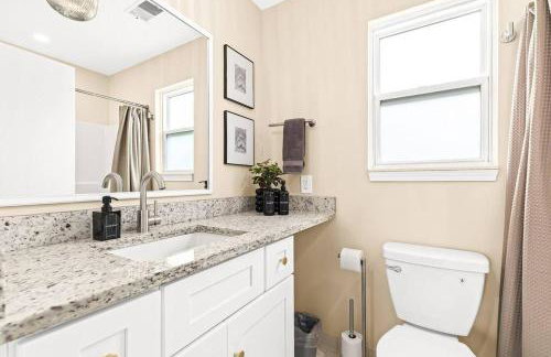 New! Charming Upper Unit in the Heart of Roseville - Foto 15