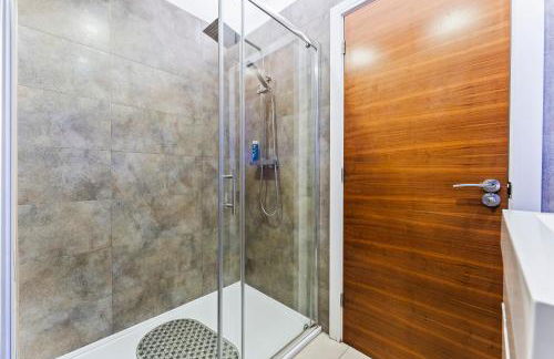 Exquisite 2-Bedroom Penthouse-Sleeps 7-Free Parking with Workspace & High-Speed WiFi - Foto 41