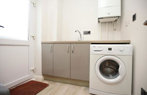 Is Y Coed Place By N And N Stays Ltd, Spacious 5 bed house in Wenvoe Cardiff, With Free Private Parking, Garden and WIFI - Photo 13