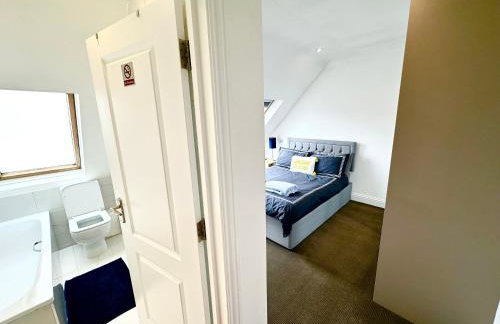 Stunning Modern, Private Apartment,15 Mins To Central London - Photo 2