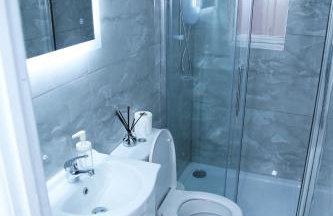 Lovely Apartment with free parking on premises. - Photo 17