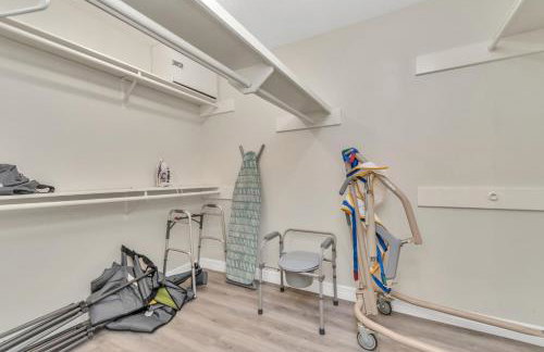 AccessibleGem 3BR Jacuzzi & Air Hockey Sleeps 13 Chinatown - Foto 30