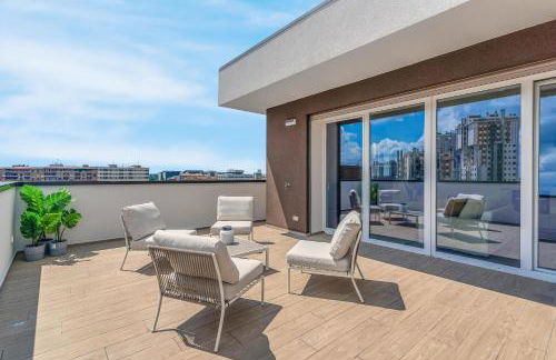 Airy Apartments with Balcony & Garage by NDP rent - Foto 12