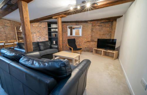 Rustic 2BR Loft Exposed Brick & Beams - Foto 9