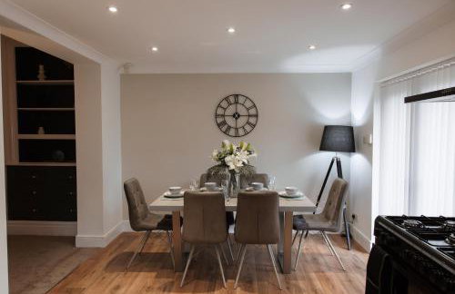 Large 4 Bed Home - Fast Wifi, Smart TV's & Free Parking - Near A66 - Foto 19