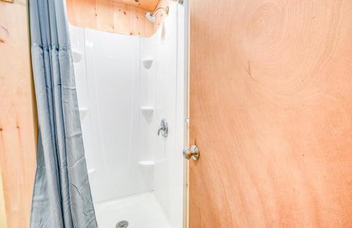 Charming Tamworth Cabin with Grill and Fireplace - Foto 18