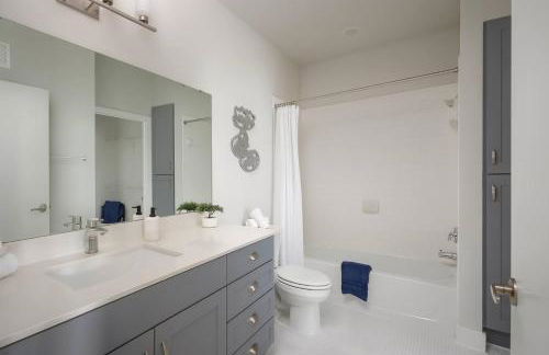 Stylish Downtown 2BR Retreat with Parking and Pool - Foto 9