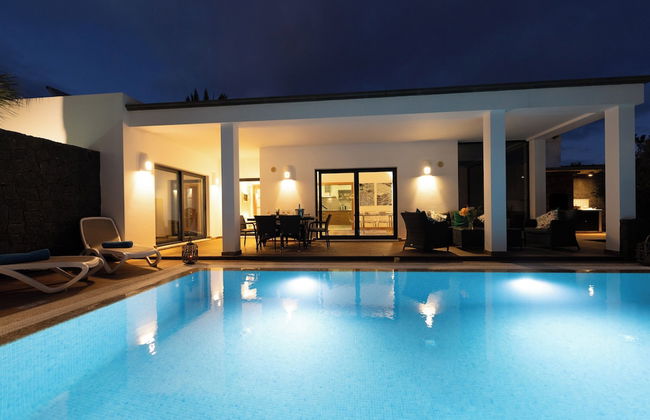 Beautiful 5-bed Villa in Playa Blanca - Photo 1