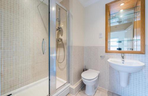 Spacious 3 bed Apt with parking near Harborne High Street - Photo 8