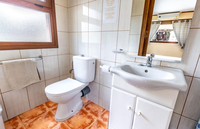 Luxurious Private Cabin Pool Hottub & Fireplace - Photo 14