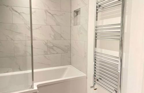 Exclusive 1 and 2 Bedroom Flats only 0,5 miles aw - Foto 75