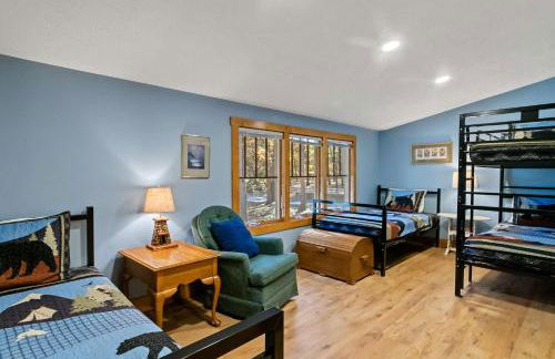 Impressive Dual Woods and Lake Homes That Sleep 32 - Foto 27