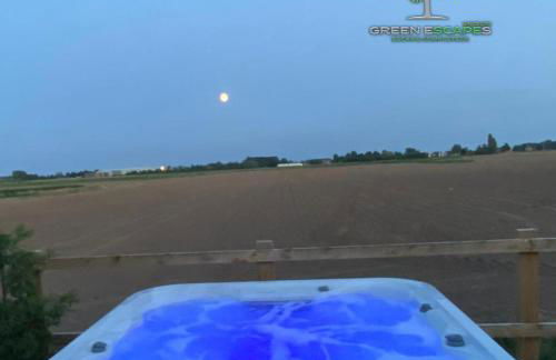 Yew Lodge - Shepherd's Hut Railway Carriage with "Hot Tub" - Sleeps 4 - Escape Completely! - Foto 14