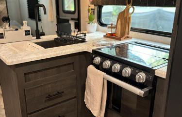 Modern Luxury RV Retreat, Your Cozy Tiny Home - Foto 49