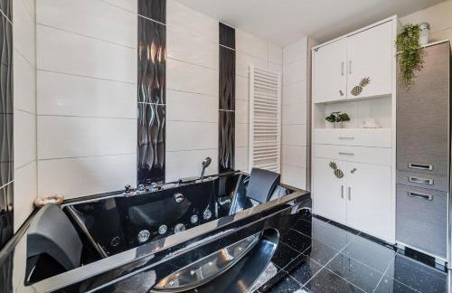 Riverside House with Pool and Hot Tub - Happy Rentals - Foto 19