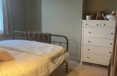 Spacious 4 Bed House Ideal for Races - Photo 25