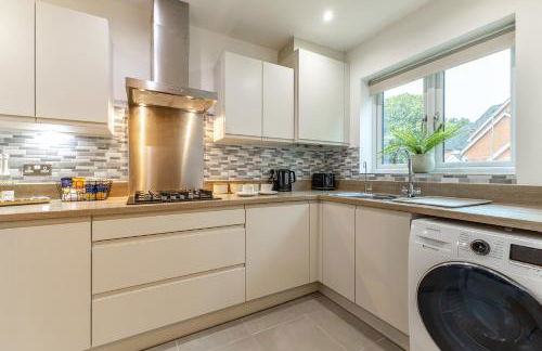 Heathrow House with Parking - Sleeps 5 near M25, Virginia Water, Thorpe Park & Legoland, Mid To Long Term Bookings Welcome - Foto 7