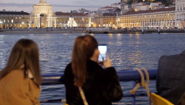 Paseo en barco con espectáculo de fado - Foto 4, Contemplando la plaza del Comercio al anochecer