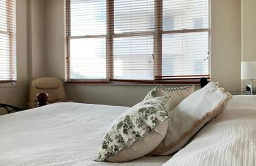 Pavilion Beach Front Apartment with Balcony - Photo 11