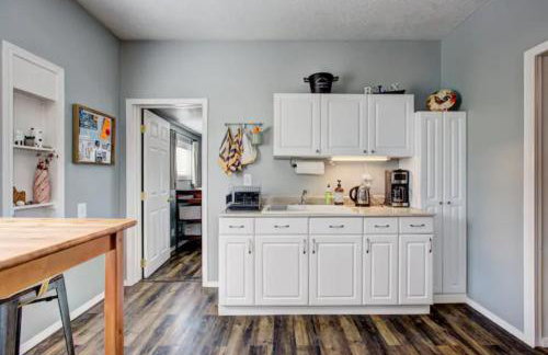 Red Bench Cottage Ideal location near parks, trails, skiing, hiking, biking, shopping extended stays welcome - Photo 4