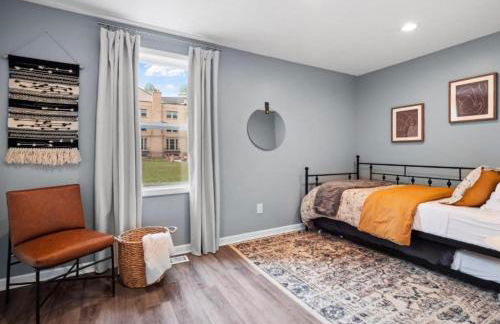 Hot Tub N64 Mins to Downtown Sleeps 8 - Foto 40