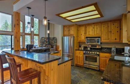 Black Bear by Avantstay Spacious Viking Lodge in Tahoe Donner w/ Game Room & Hot Tub! - Photo 18
