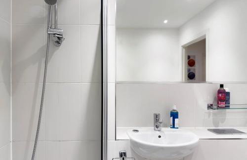 Laura's modern 1 bed apartment in Wimbledon - Foto 34