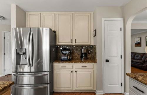 5 BedRooms Family retreat with GameRoom Near DC & Qunatico - Photo 14