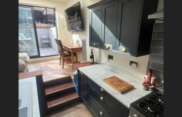 Spacious House In Guildford - Photo 7