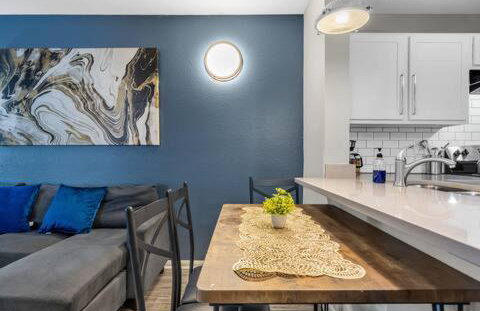 Stylish 2BR in Downtown, Pool Gym, near Airport - Foto 11