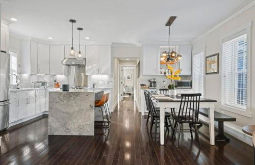 Upscale Azure by Saratoga Stays - Photo 9