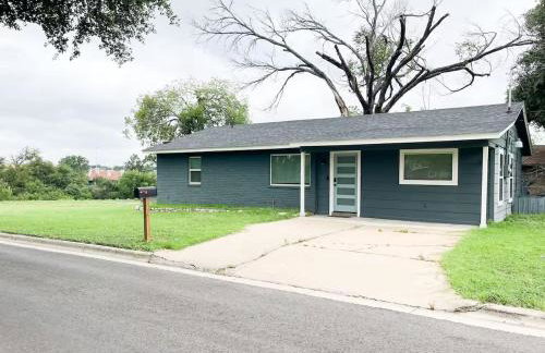 Remodeled 4BR 2BA Steps from Georgetown Square - Foto 11