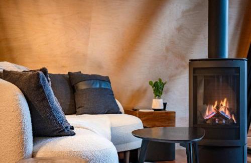 Designer A-Frame Treehouse with hot tub on river - Foto 17