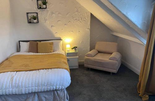 Apt - Sleeps 10 - Parking - Ideal for Contractors - Photo 12