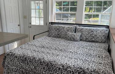 Downtown Whitestown with King Suite and Pool - Foto 8